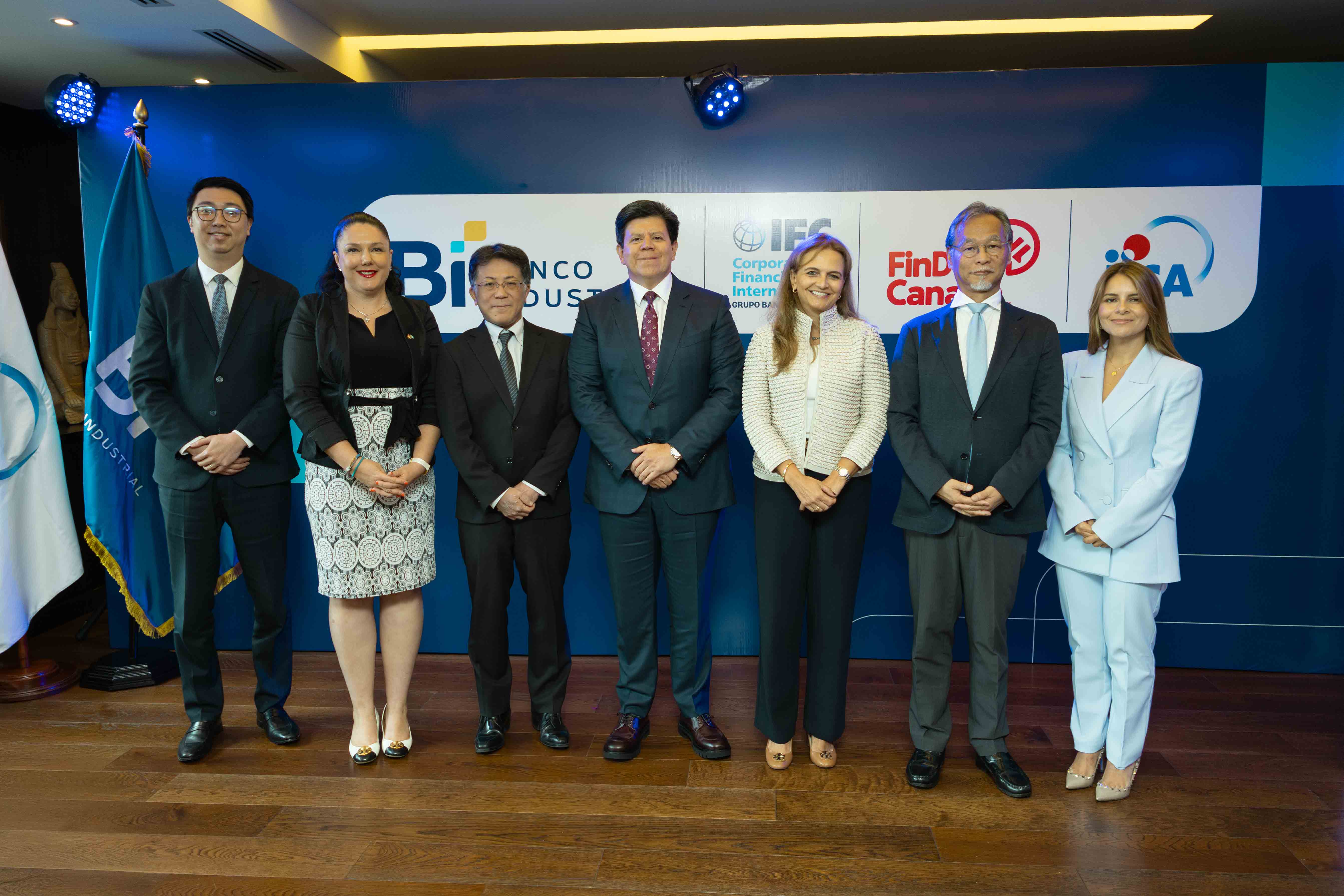 Banco Industrial : Photo de personnes de Banco Industrial et de FinDev Canada lors d’une cérémonie de signature, posant et regardant vers la caméra.